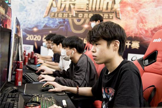 表明了他在 表明了他在